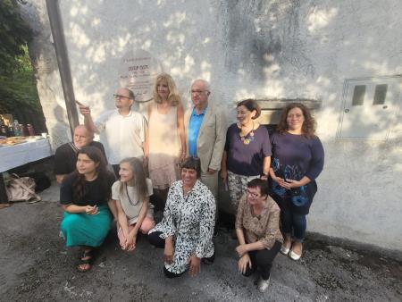 Postavitev spominske plošče Josipu ostiju v Tomaju; Vir: Občina Sežana